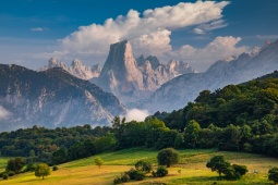 Szczyt górski Naranjo de Bulnes (zwany też Picu Urriellu) w Asturii, Hiszpania Szczyt górski Naranjo de Bulnes (zwany też Picu Urriellu) w Asturii, Hiszpania
