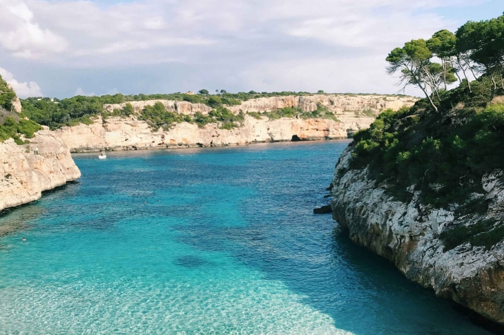 Cala des Moro to jedna z najpiękniejszych i najbardziej zaskakujących plaż na Majorce Cala des Moro to jedna z najpiękniejszych i najbardziej zaskakujących plaż na Majorce