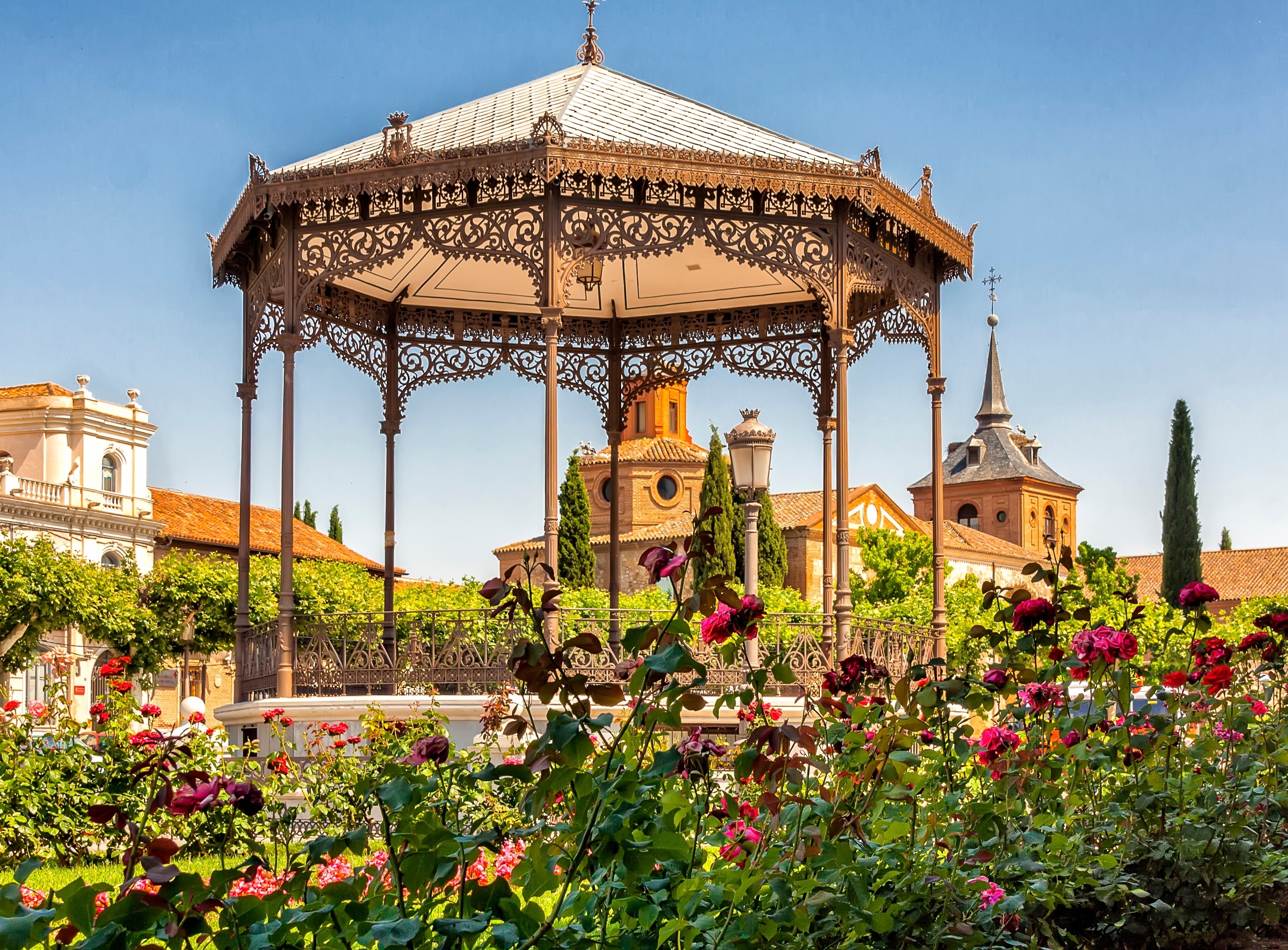 Alcalá de Henares wurde 1998 zum Weltkulturerbe erklärt. Dank seines historischen Zentrums und des Universitätsrektorats ist es eine der neun Städte Spaniens, die von der UNESCO als einzigartig eingestuft wurden.