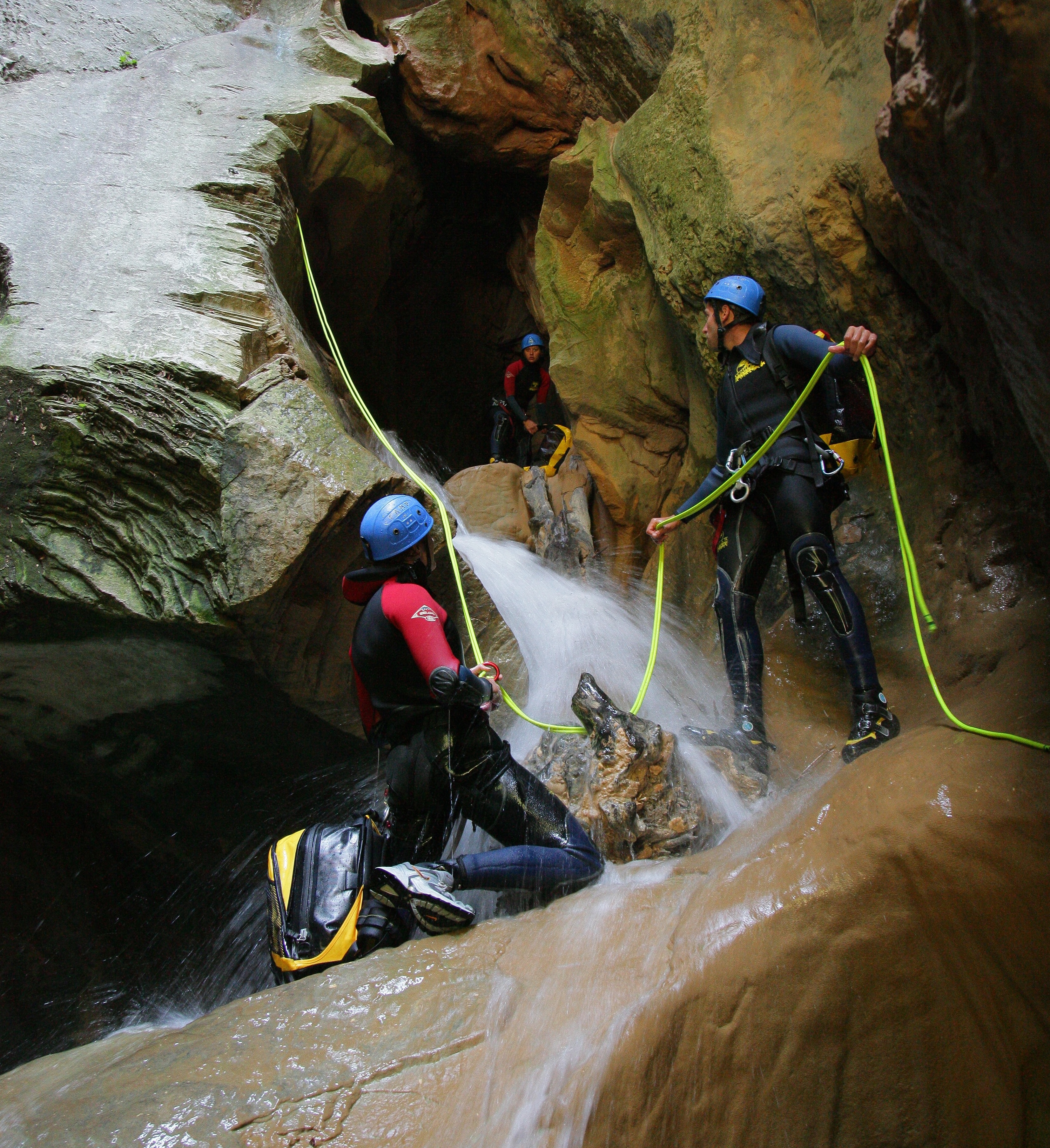 Der Naturpark Sierra und Canyons von Guara hat sich als ein emblematisches Reiseziel für das Canyoning etabliert