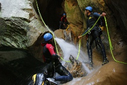Der Naturpark Sierra und Canyons von Guara hat sich als ein emblematisches Reiseziel für das Canyoning etabliert
