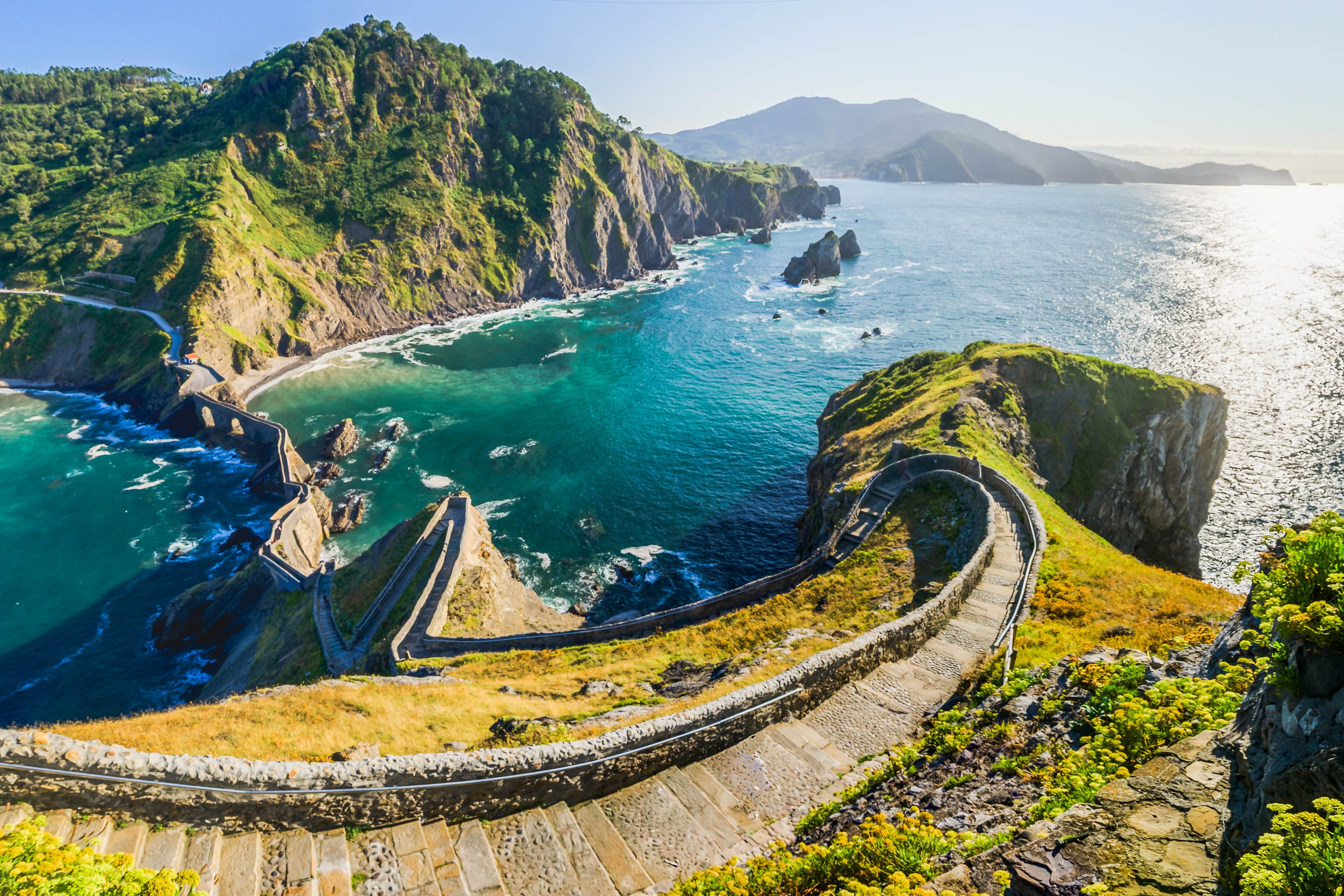 Panoramablick auf San Juan de Gaztelugatxe (Bermeo, Baskenland), einen der bekanntesten Schauplätze der Serie „Game of Thrones“, wo die Festung Drachenstein dargestellt wurde
