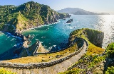 Panoramablick auf San Juan de Gaztelugatxe (Bermeo, Baskenland), einen der bekanntesten Schauplätze der Serie „Game of Thrones“, wo die Festung Drachenstein dargestellt wurde Panoramablick auf San Juan de Gaztelugatxe (Bermeo, Baskenland), einen der bekanntesten Schauplätze der Serie „Game of Thrones“, wo die Festung Drachenstein dargestellt wurde
