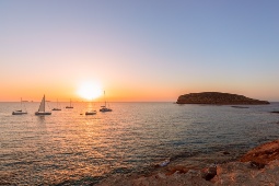 Sonnenuntergang und Segelboote in der Bucht Cala Comte (Cala Conta) Ibiza