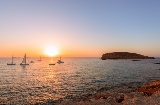 Sonnenuntergang und Segelboote in der Bucht Cala Comte (Cala Conta) Ibiza Sonnenuntergang und Segelboote in der Bucht Cala Comte (Cala Conta) Ibiza