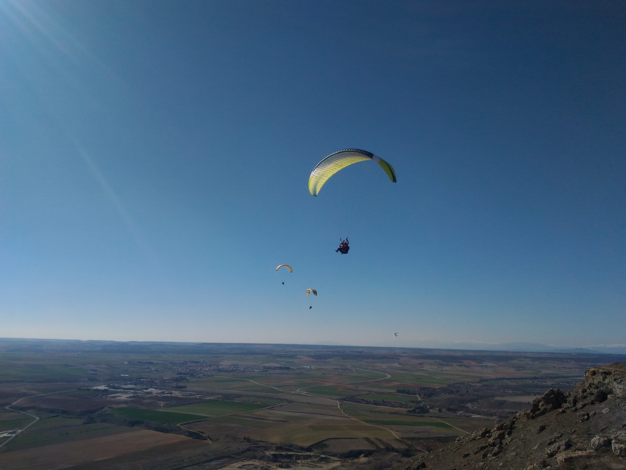 Gleitschirmflug mit Traumausblick über Alarilla (Guadalajara) Gleitschirmflug mit Traumausblick über Alarilla (Guadalajara)