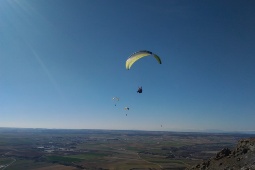 Gleitschirmflug mit Traumausblick über Alarilla (Guadalajara)
