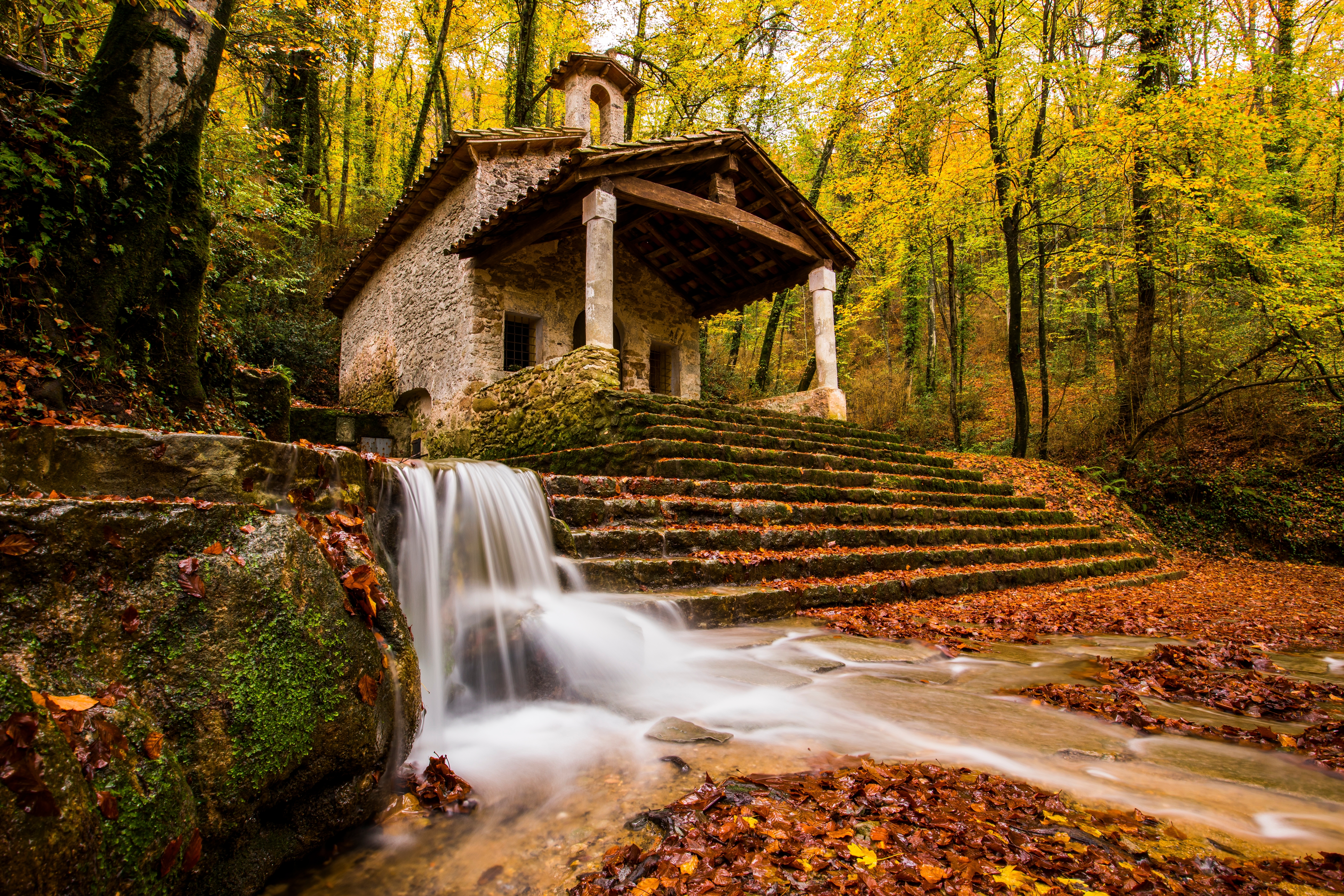 Die spektakuläre Kirche Sant Martí del Corb in La Garrotxa (Girona, Katalonien) während der Herbstsaison