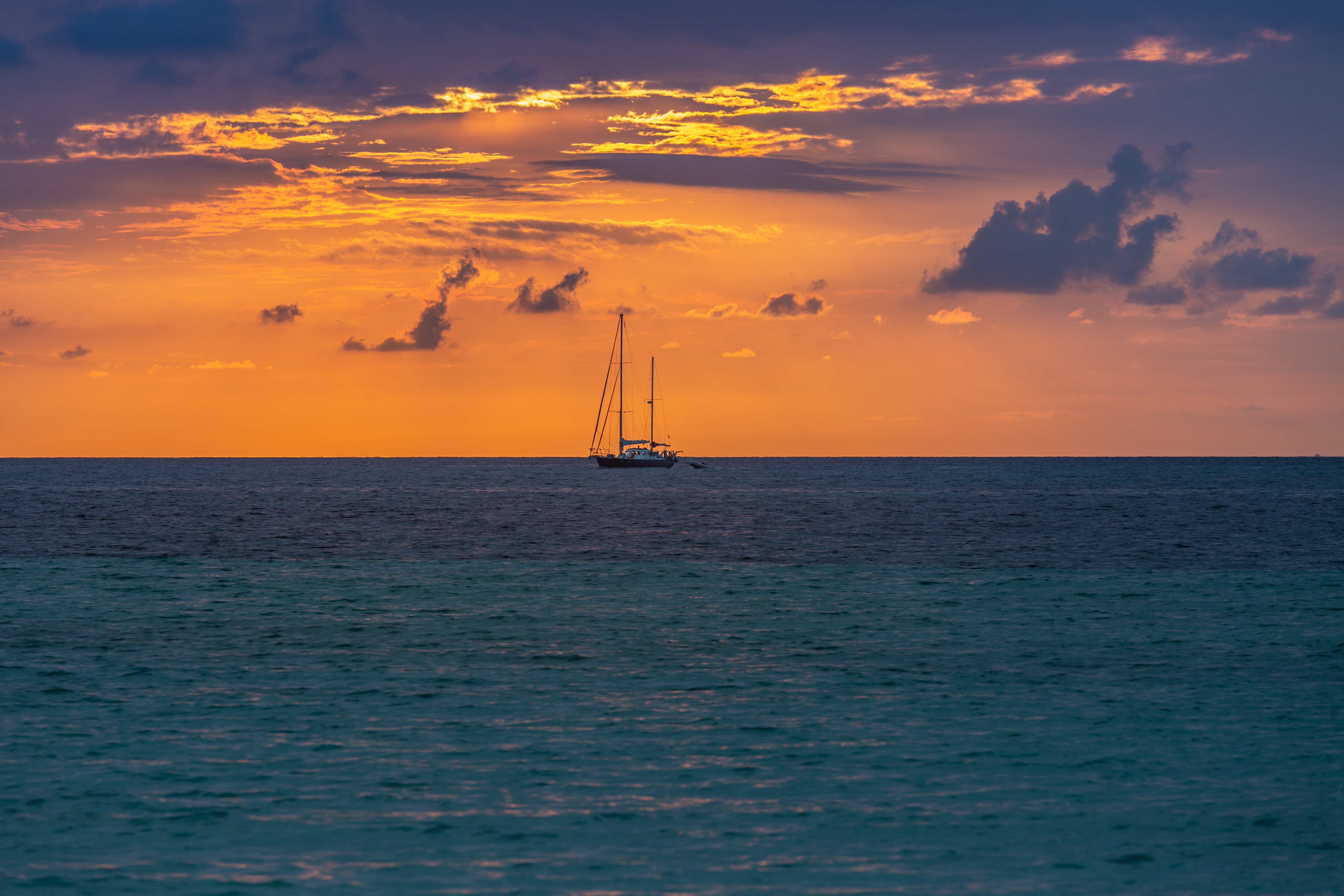 Es Trenc (Mallorca, Balearen), einer der beliebtesten Orte, um den Sonnenuntergang vom Boot aus zu beobachten