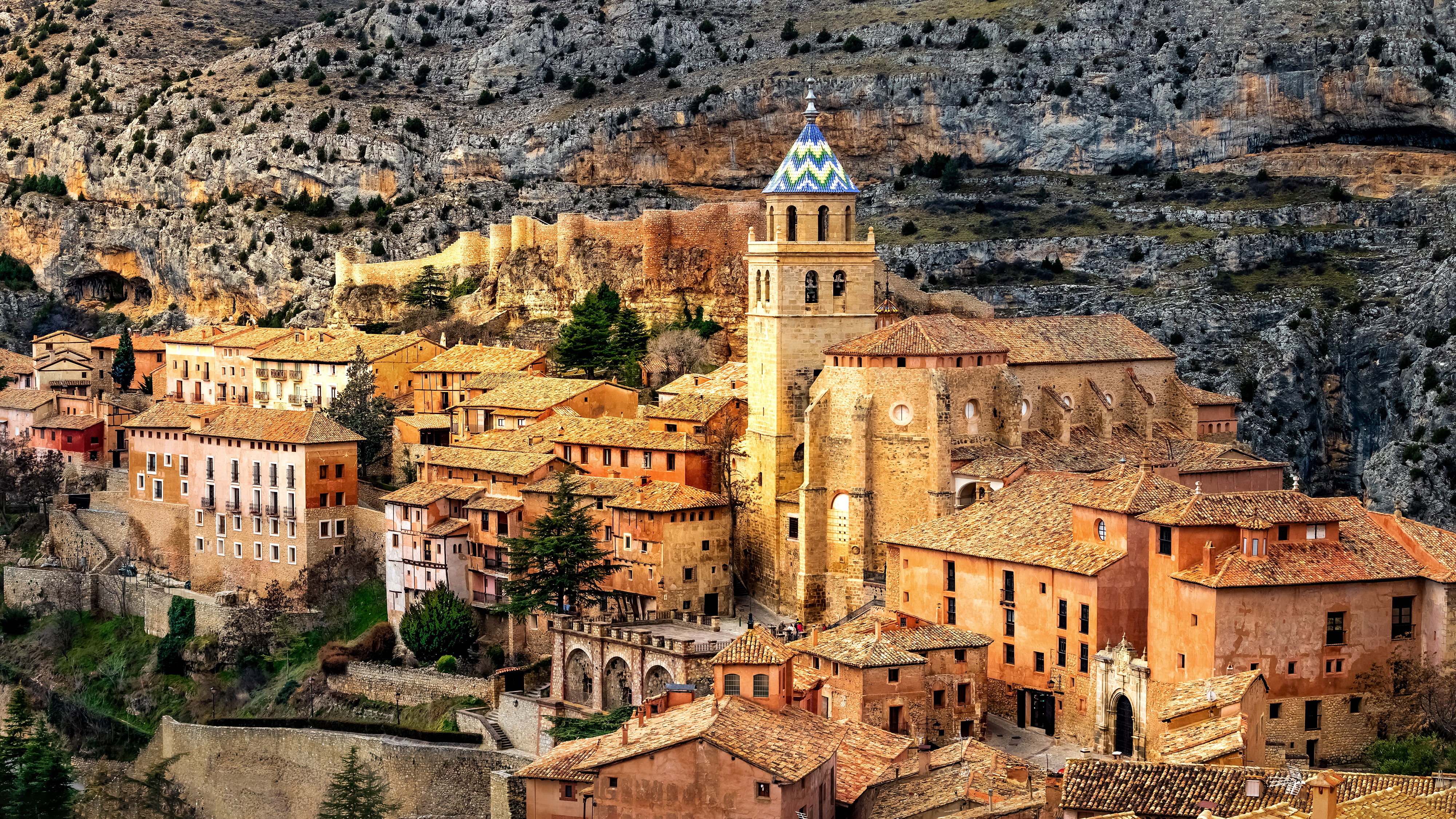 Albarracín ist eines der schönsten und malerischsten Dörfer Spaniens. Es bewahrt eine spektakuläre mittelalterliche Altstadt, die zum Nationaldenkmal erklärt wurde, mit gepflasterten Straßen, roten Häusern und einer imposanten Stadtmauer