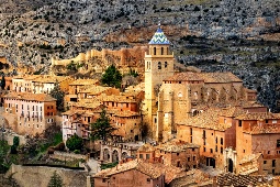 Albarracín ist eines der schönsten und malerischsten Dörfer Spaniens. Es bewahrt eine spektakuläre mittelalterliche Altstadt, die zum Nationaldenkmal erklärt wurde, mit gepflasterten Straßen, roten Häusern und einer imposanten Stadtmauer Albarracín ist eines der schönsten und malerischsten Dörfer Spaniens. Es bewahrt eine spektakuläre mittelalterliche Altstadt, die zum Nationaldenkmal erklärt wurde, mit gepflasterten Straßen, roten Häusern und einer imposanten Stadtmauer