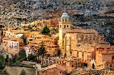 Albarracín ist eines der schönsten und malerischsten Dörfer Spaniens. Es bewahrt eine spektakuläre mittelalterliche Altstadt, die zum Nationaldenkmal erklärt wurde, mit gepflasterten Straßen, roten Häusern und einer imposanten Stadtmauer Albarracín ist eines der schönsten und malerischsten Dörfer Spaniens. Es bewahrt eine spektakuläre mittelalterliche Altstadt, die zum Nationaldenkmal erklärt wurde, mit gepflasterten Straßen, roten Häusern und einer imposanten Stadtmauer