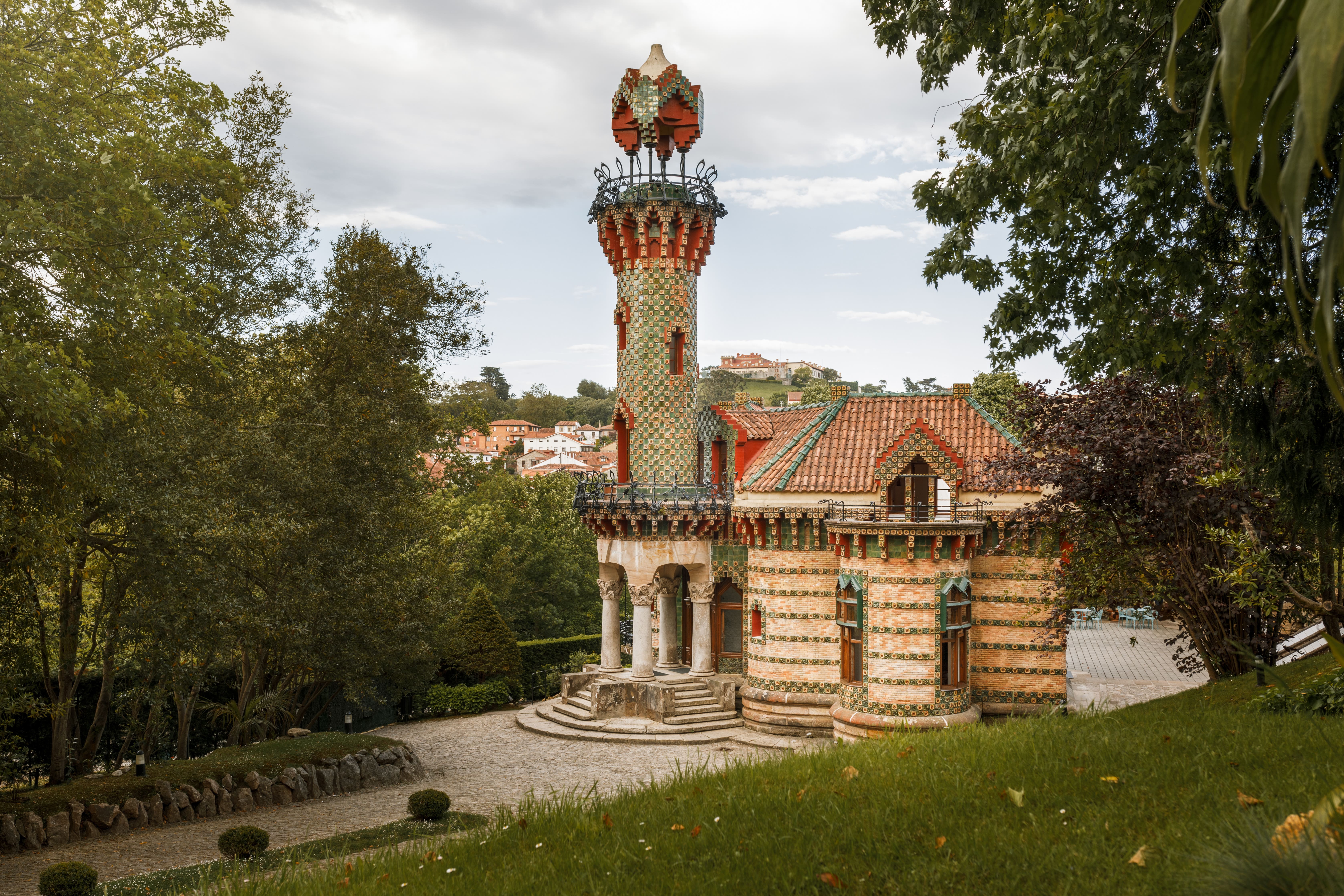 Der Jugendstilpalast  “El Capricho de Gaudí”