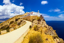 Der Leuchtturm von Albir, der sich auf einer Klippe befindet, ist das Ende einer historischen Route, die für alle zugänglich ist und im Naturpark Sierra Helada