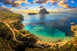 Dank seines umfangreichen Hotelangebots, seiner wunderschönen Buchten und der Schönheit seiner Altstadt ist Ibiza zu einem unverzichtbaren Reiseziel für den MICE-Tourismus geworden