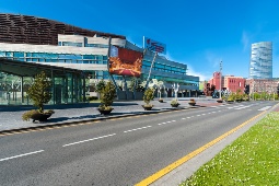 Das Euskalduna Jauregia Konferenz- und Musikzentrum ist ein großer multifunktionaler Komplex im Zentrum von Bilbao und sehr nahe am internationalen Das Euskalduna Jauregia Konferenz- und Musikzentrum ist ein großer multifunktionaler Komplex im Zentrum von Bilbao und sehr nahe am internationalen