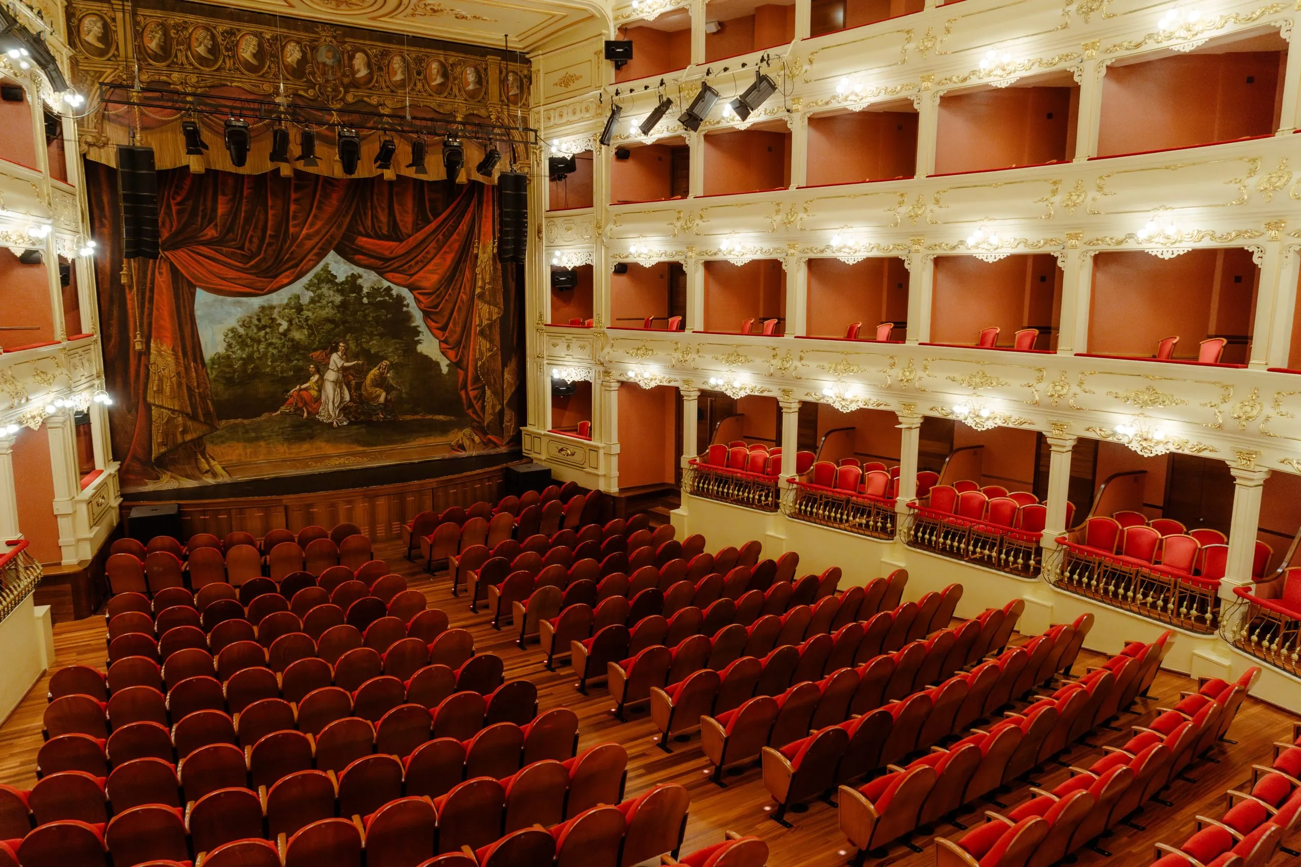 Seit seiner Wiedereröffnung ist das Teatre Principal de Maó das Zentrum für Theater-, Opern- und gesellschaftliche Aktivitäten der Stadt, da es der Veranstaltungsort mit der grössten Platzkapazität der Insel ist Seit seiner Wiedereröffnung ist das Teatre Principal de Maó das Zentrum für Theater-, Opern- und gesellschaftliche Aktivitäten der Stadt, da es der Veranstaltungsort mit der grössten Platzkapazität der Insel ist