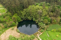 Der 2016 als Naturschutzgebiet von besonderem Interesse (ANEI) ausgewiesen, ist der Pozo Tremeo der einzige natürliche See am Küstenstreifen von Kantabrien Der 2016 als Naturschutzgebiet von besonderem Interesse (ANEI) ausgewiesen, ist der Pozo Tremeo der einzige natürliche See am Küstenstreifen von Kantabrien
