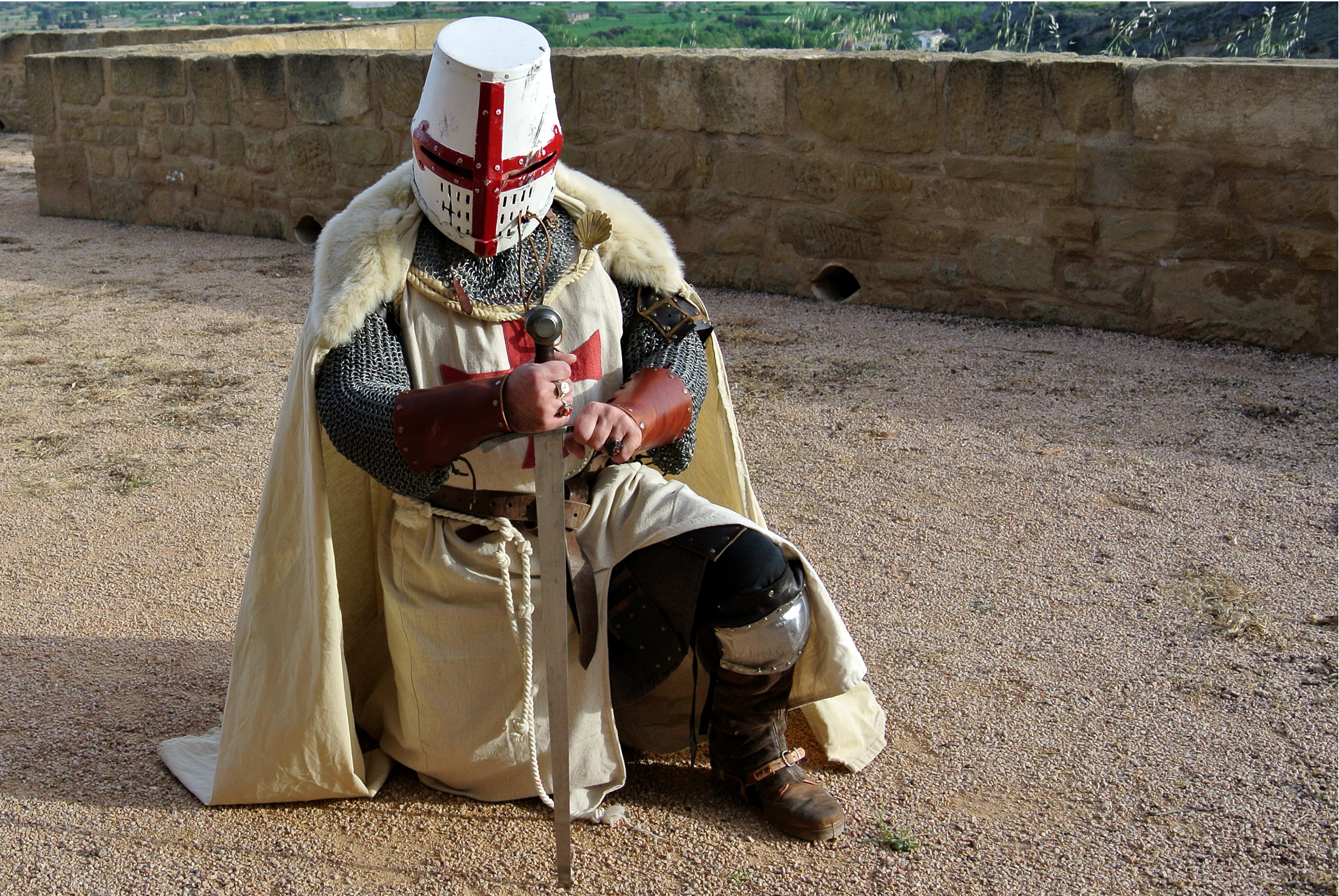 Nachstellung eines Templers am Eingang der Burg von Monzón (Huesca) Nachstellung eines Templers am Eingang der Burg von Monzón (Huesca)