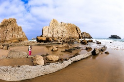 Fotograf fängt die imposanten Felsformationen des Strandes Arnía (Costa Quebrada, Kantabrien) ein
