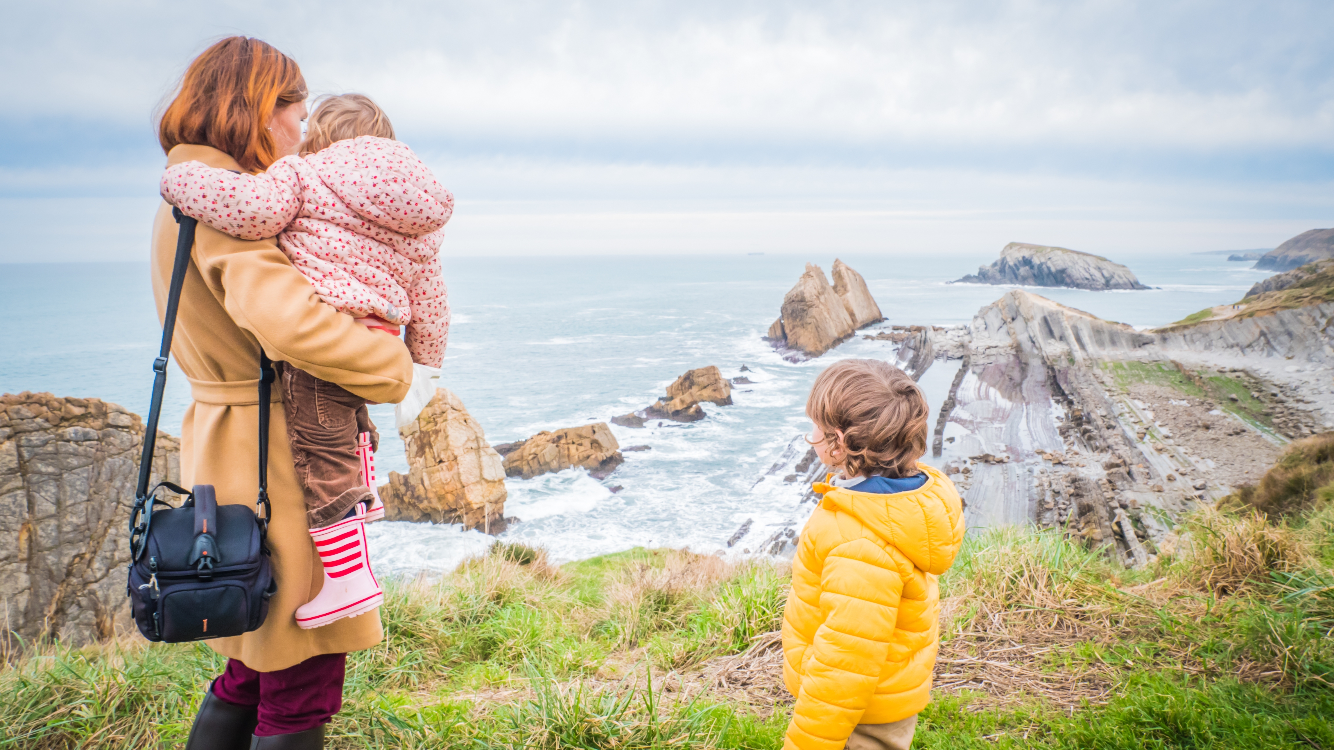 Kantabrien vereint einige der spektakulärsten Naturparadiese Spaniens. Auf dem Foto: eine Familie am Kliff von Portio in Liencres Kantabrien vereint einige der spektakulärsten Naturparadiese Spaniens. Auf dem Foto: eine Familie am Kliff von Portio in Liencres