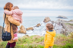 Kantabrien vereint einige der spektakulärsten Naturparadiese Spaniens. Auf dem Foto: eine Familie am Kliff von Portio in Liencres