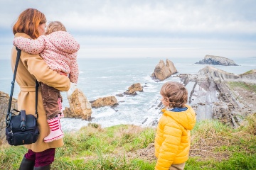 Kantabrien vereint einige der spektakulärsten Naturparadiese Spaniens. Auf dem Foto: eine Familie am Kliff von Portio in Liencres