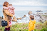 Kantabrien vereint einige der spektakulärsten Naturparadiese Spaniens. Auf dem Foto: eine Familie am Kliff von Portio in Liencres Kantabrien vereint einige der spektakulärsten Naturparadiese Spaniens. Auf dem Foto: eine Familie am Kliff von Portio in Liencres