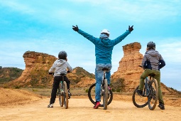 Familienfahrradtour durch die Monegros-Wüste