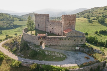 Das Castillo de Argüeso (Hermandad Campoo de Suso, Süden Kantabriens), eine defensive Burg im gotischen Stil (13.–15. Jahrhundert), ist das herausragendste Beispiel einer Felsenburg in Kantabrien