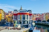 Der Mercado de la Ribera besteht aus drei Stockwerken und liegt neben der Mündung von Bilbao im Herzen der Altstadt Der Mercado de la Ribera besteht aus drei Stockwerken und liegt neben der Mündung von Bilbao im Herzen der Altstadt