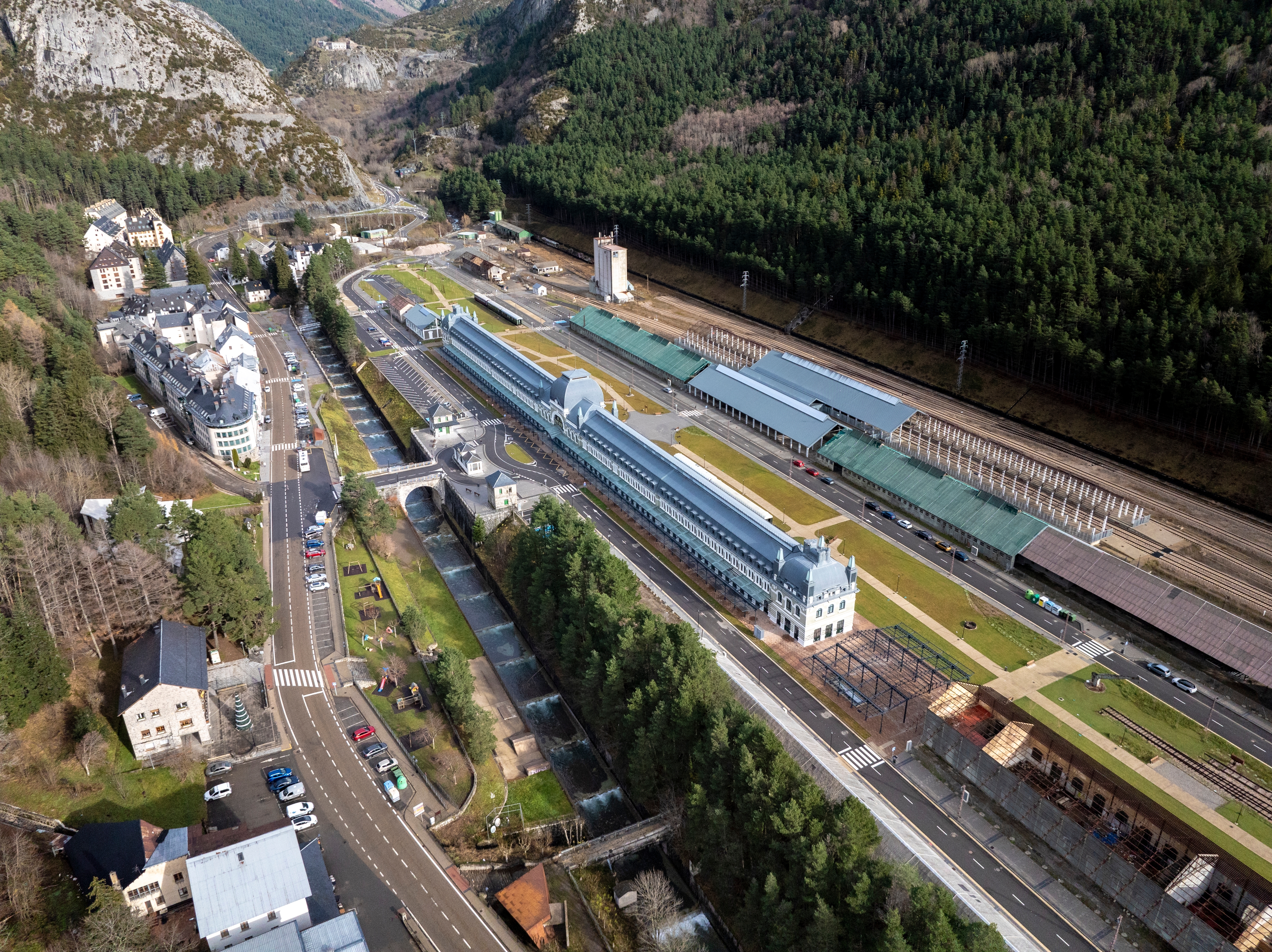 Luftbild der beeindruckenden Canfranc International Station in Huesca, eingeweiht 1928 von Alfons XIII. Heute handelt es sich um einen Luxushotelkomplex Luftbild der beeindruckenden Canfranc International Station in Huesca, eingeweiht 1928 von Alfons XIII. Heute handelt es sich um einen Luxushotelkomplex
