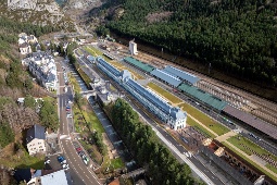Luftbild der beeindruckenden Canfranc International Station in Huesca, eingeweiht 1928 von Alfons XIII. Heute handelt es sich um einen Luxushotelkomplex Luftbild der beeindruckenden Canfranc International Station in Huesca, eingeweiht 1928 von Alfons XIII. Heute handelt es sich um einen Luxushotelkomplex