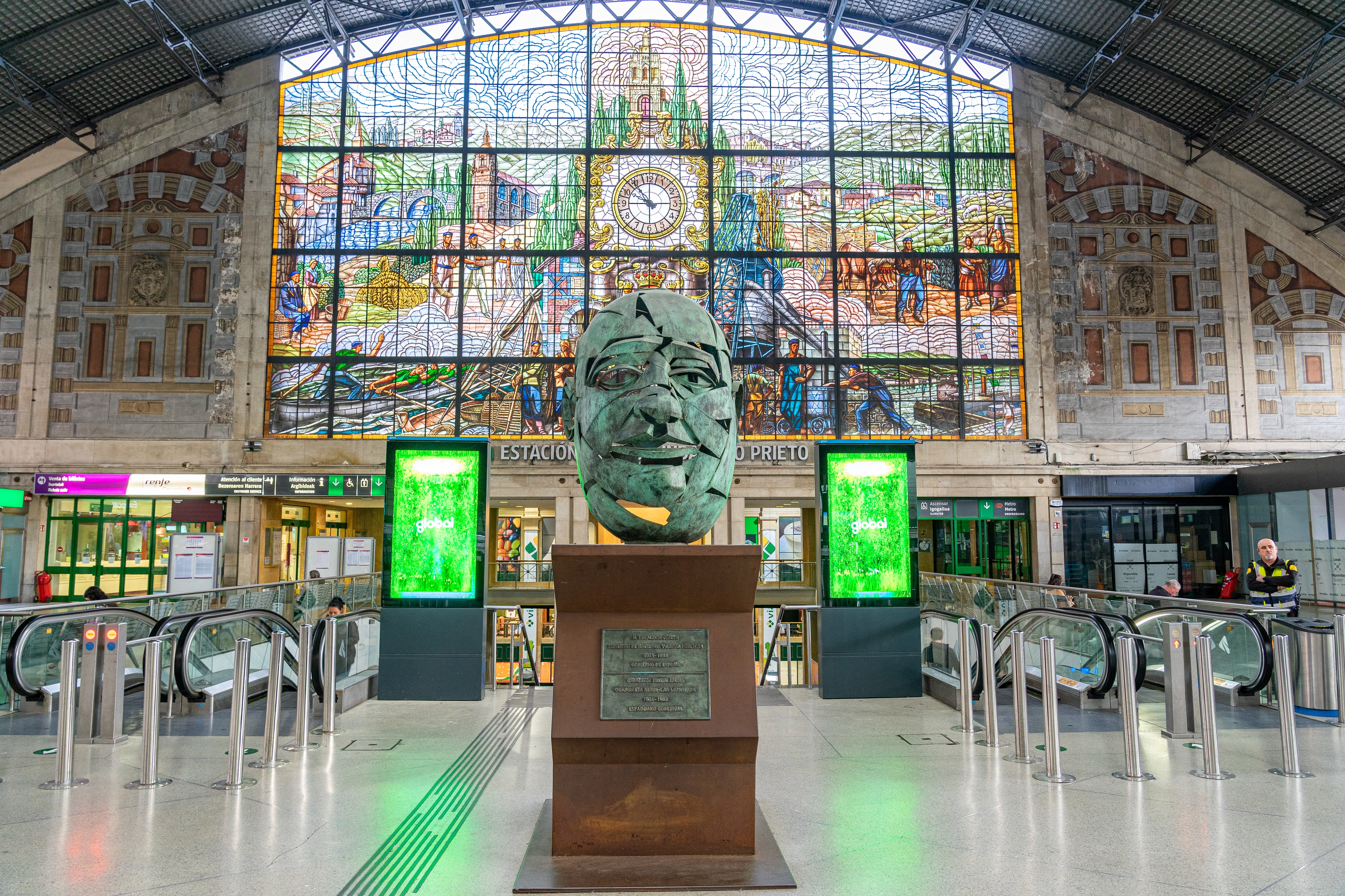 Innenraum des Bahnhofs Abando Indalecio Prieto (Bilbao), berühmt für sein farbenfrohes Buntglasfenster Innenraum des Bahnhofs Abando Indalecio Prieto (Bilbao), berühmt für sein farbenfrohes Buntglasfenster