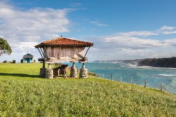 Asturischer Getreidespeicher neben der Kapelle La Regalina im Dorf Cadavedo