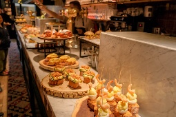 Der Welt-Tapas-Tag lädt dazu ein, neue kulinarische Kreationen im Tapas-Format zu entdecken und Bars, Restaurants und Tavernen in ganz Spanien zu besuchen. Im Bild: Eine Bar in San Sebastián mit ihren berühmten Pintxos Der Welt-Tapas-Tag lädt dazu ein, neue kulinarische Kreationen im Tapas-Format zu entdecken und Bars, Restaurants und Tavernen in ganz Spanien zu besuchen. Im Bild: Eine Bar in San Sebastián mit ihren berühmten Pintxos