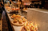 Der Welt-Tapas-Tag lädt dazu ein, neue kulinarische Kreationen im Tapas-Format zu entdecken und Bars, Restaurants und Tavernen in ganz Spanien zu besuchen. Im Bild: Eine Bar in San Sebastián mit ihren berühmten Pintxos Der Welt-Tapas-Tag lädt dazu ein, neue kulinarische Kreationen im Tapas-Format zu entdecken und Bars, Restaurants und Tavernen in ganz Spanien zu besuchen. Im Bild: Eine Bar in San Sebastián mit ihren berühmten Pintxos