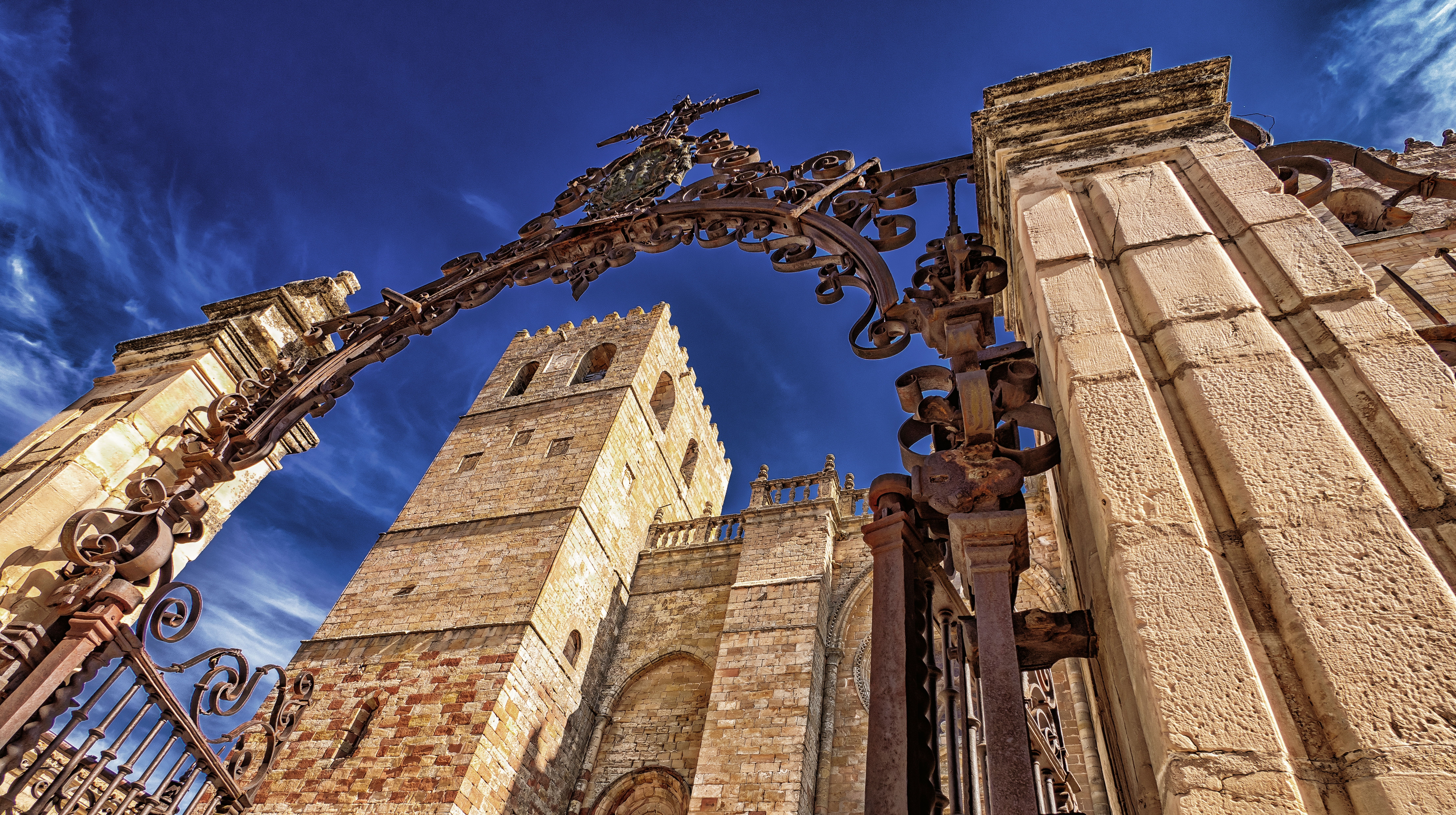 Die Kathedrale Santa María de Sigüenza (Guadalajara), im romanischen und gotischen Stil des 12. Jahrhunderts Die Kathedrale Santa María de Sigüenza (Guadalajara), im romanischen und gotischen Stil des 12. Jahrhunderts