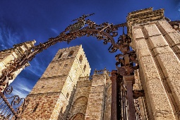 Die Kathedrale Santa María de Sigüenza (Guadalajara), im romanischen und gotischen Stil des 12. Jahrhunderts
