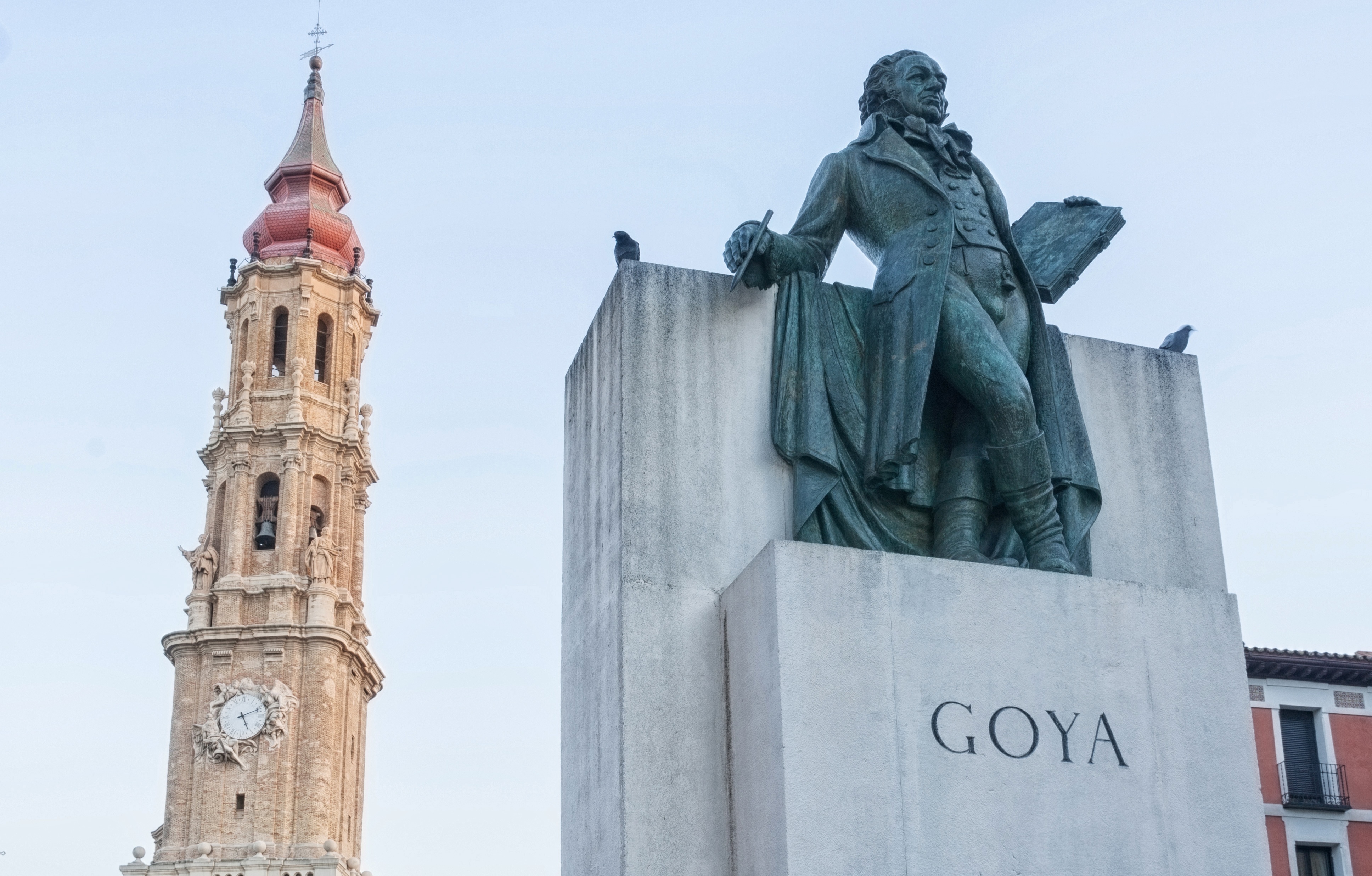 Denkmal für Francisco de Goya in Saragossa (Plaza del Pilar) mit dem Turm der Kathedrale La Seo del Salvador im Hintergrund