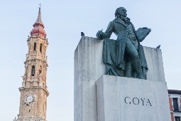 Denkmal für Francisco de Goya in Saragossa (Plaza del Pilar) mit dem Turm der Kathedrale La Seo del Salvador im Hintergrund Denkmal für Francisco de Goya in Saragossa (Plaza del Pilar) mit dem Turm der Kathedrale La Seo del Salvador im Hintergrund