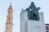 Denkmal für Francisco de Goya in Saragossa (Plaza del Pilar) mit dem Turm der Kathedrale La Seo del Salvador im Hintergrund Denkmal für Francisco de Goya in Saragossa (Plaza del Pilar) mit dem Turm der Kathedrale La Seo del Salvador im Hintergrund