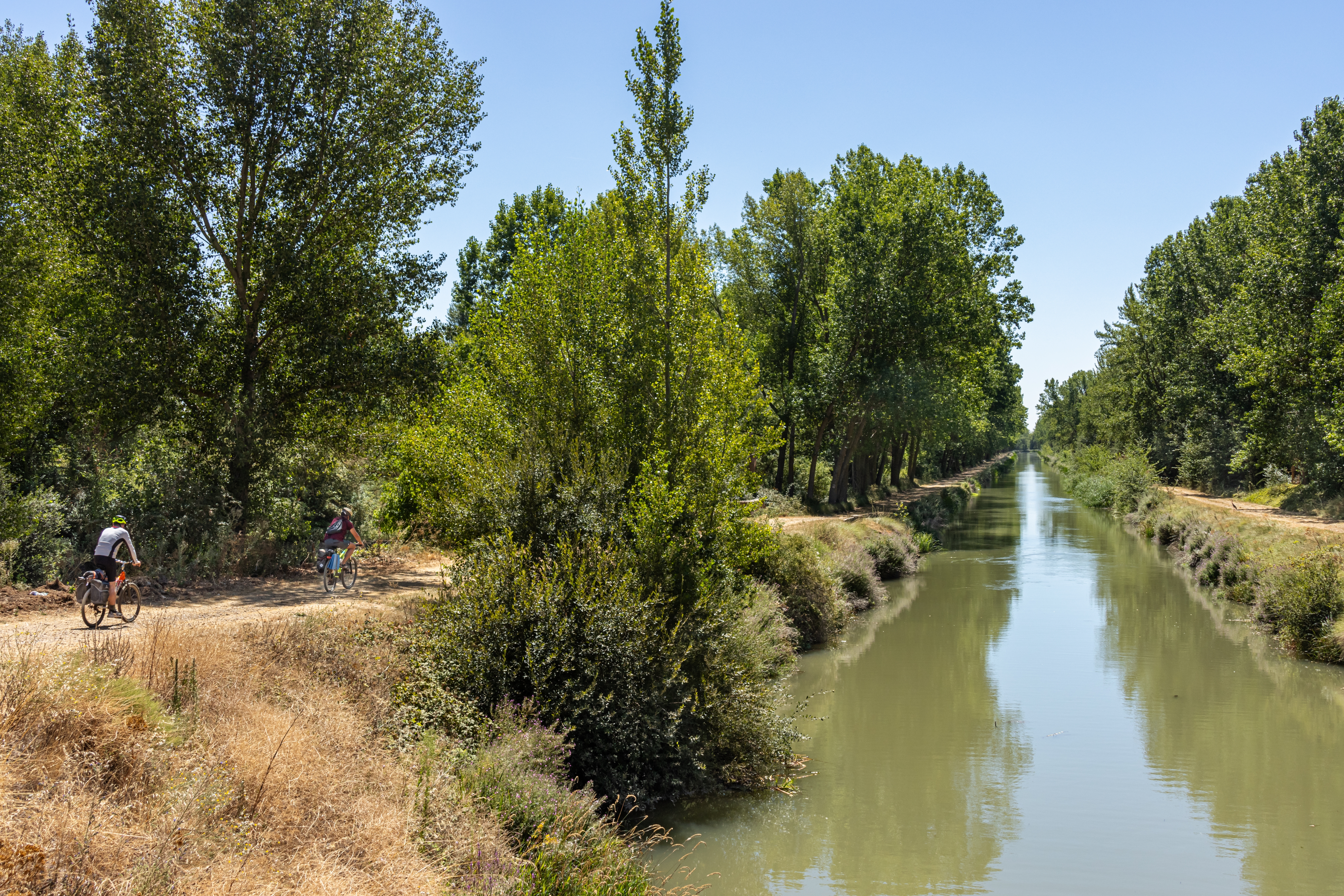 Radfahrer auf einem Abschnitt des Kanal von Kastilien in der Provinz Valladolid