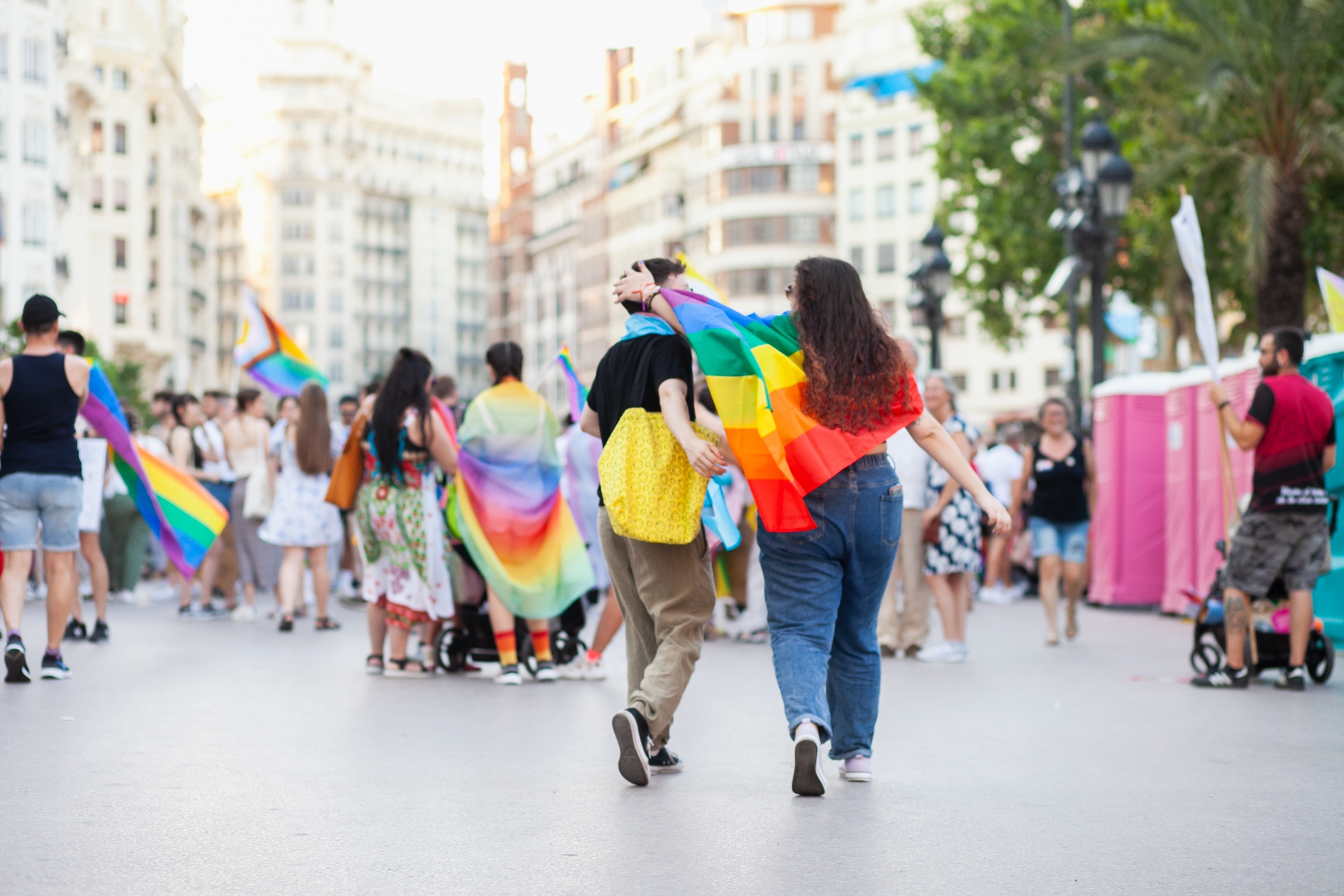 Spanien ist das erste Land, das in das Programm „Proud Destinations“ der International LGBTQ+ Travel Association aufgenommen wurde, und hat im Spartacus Gay Travel Index 2025 den ersten Platz erreicht