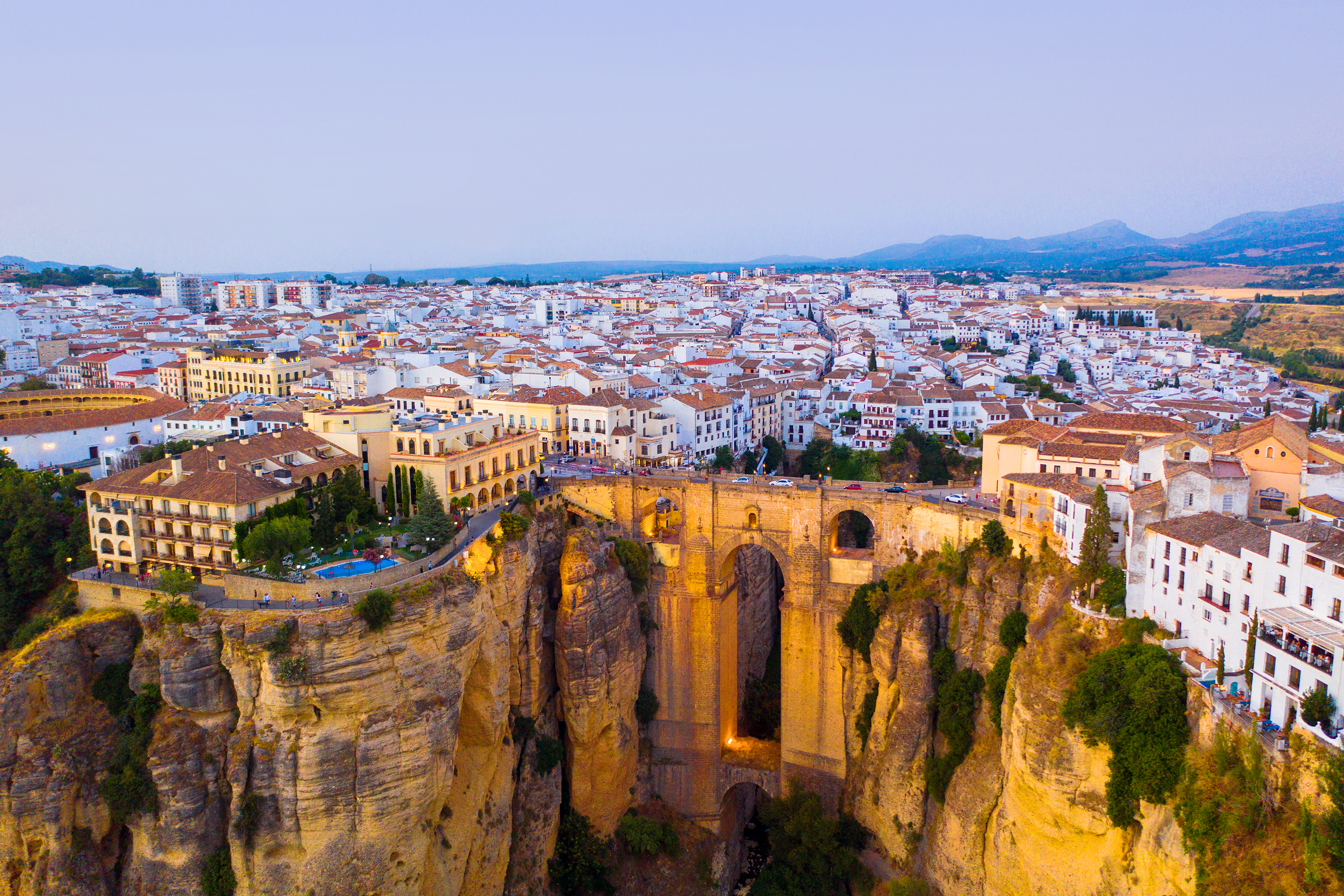 Ronda (Málaga) teilt sein Stadtgebiet auf beide Seiten des Tajo de Ronda, einer über 100 Meter tiefen Schlucht. Die Altstadt wurde zum Kulturgut erklärt