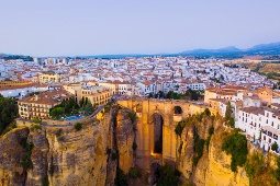 Ronda (Málaga) teilt sein Stadtgebiet auf beide Seiten des Tajo de Ronda, einer über 100 Meter tiefen Schlucht. Die Altstadt wurde zum Kulturgut erklärt Ronda (Málaga) teilt sein Stadtgebiet auf beide Seiten des Tajo de Ronda, einer über 100 Meter tiefen Schlucht. Die Altstadt wurde zum Kulturgut erklärt