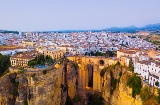 Ronda (Málaga) teilt sein Stadtgebiet auf beide Seiten des Tajo de Ronda, einer über 100 Meter tiefen Schlucht. Die Altstadt wurde zum Kulturgut erklärt Ronda (Málaga) teilt sein Stadtgebiet auf beide Seiten des Tajo de Ronda, einer über 100 Meter tiefen Schlucht. Die Altstadt wurde zum Kulturgut erklärt