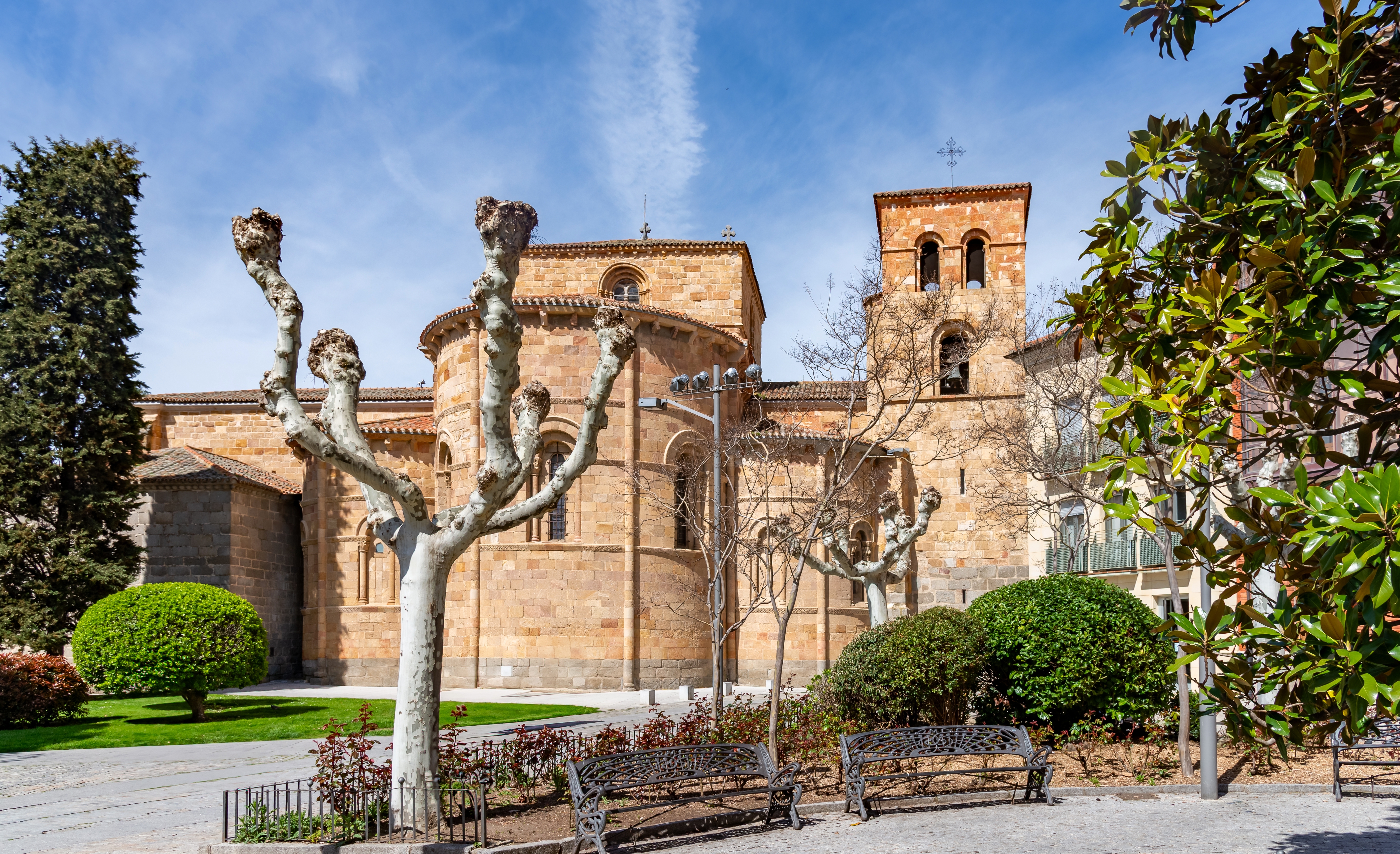 Romanische Apsis und Glockenturm der Kirche San Pedro Romanische Apsis und Glockenturm der Kirche San Pedro