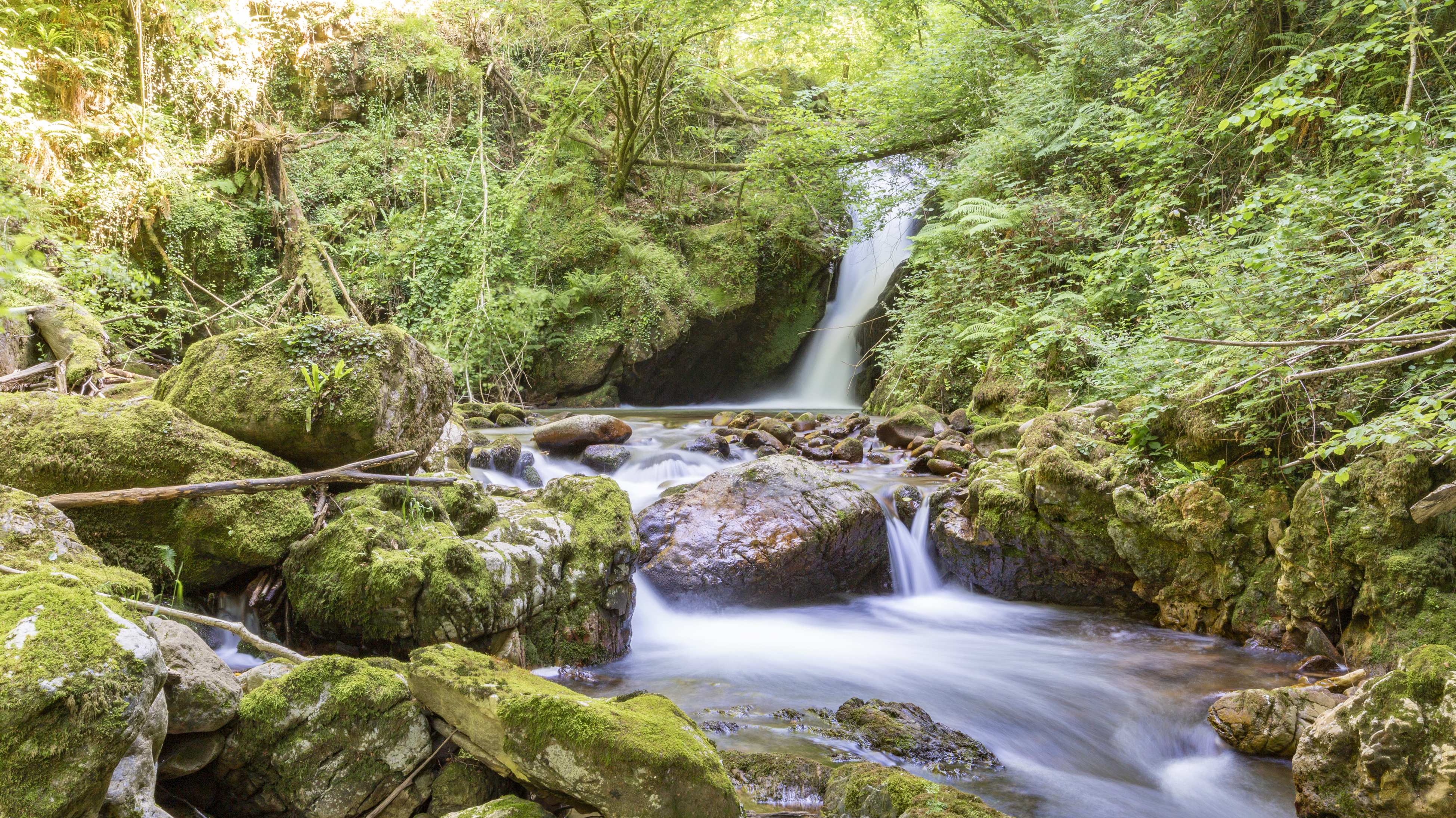 Der Wasserfall von Xoxorrin ist eine der grossen Attraktionen des Baztán-Tals Der Wasserfall von Xoxorrin ist eine der grossen Attraktionen des Baztán-Tals