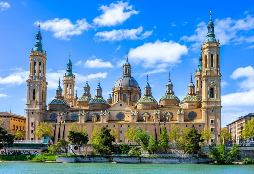 Bild der berühmten Basilika Unserer Lieben Frau Pilar in Zaragoza vom Fluss Ebro aus gesehen Bild der berühmten Basilika Unserer Lieben Frau Pilar in Zaragoza vom Fluss Ebro aus gesehen
